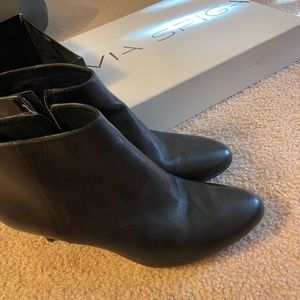 Via spiga heeled booties worn once black